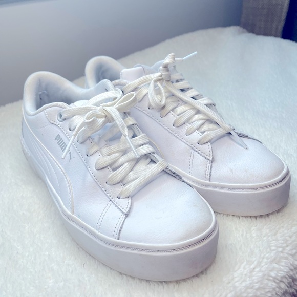 Women’s white puma sneakers. Size 7. - Picture 2 of 3